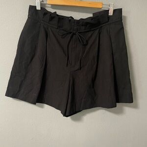 NWOT Zara High-Waist Paperbag Pleated Shorts in Black. Size Large